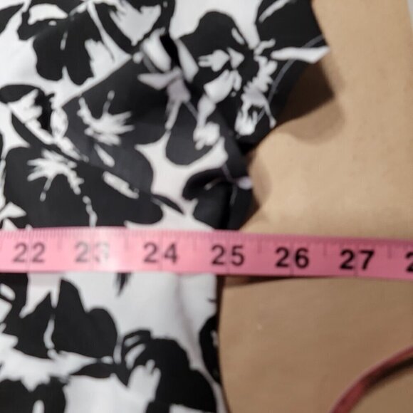 Lane Bryant Size 18/20 White with Black Floral Pattern V Neck Blouse - Picture 8 of 12